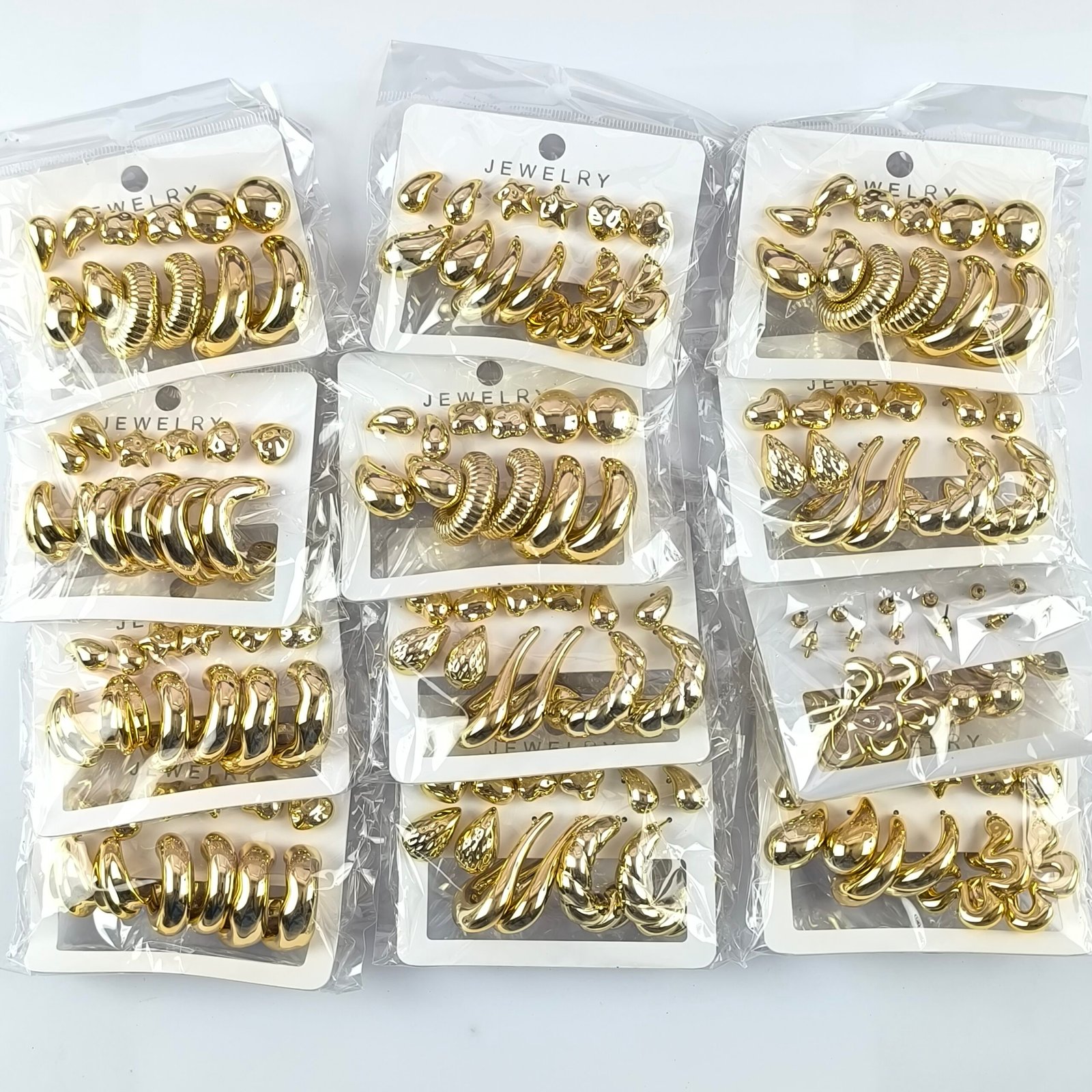 Set de Aretes Dorados Surtidos para Mujer | Pendientes de Moda en Acrílico Brillante - Image 6