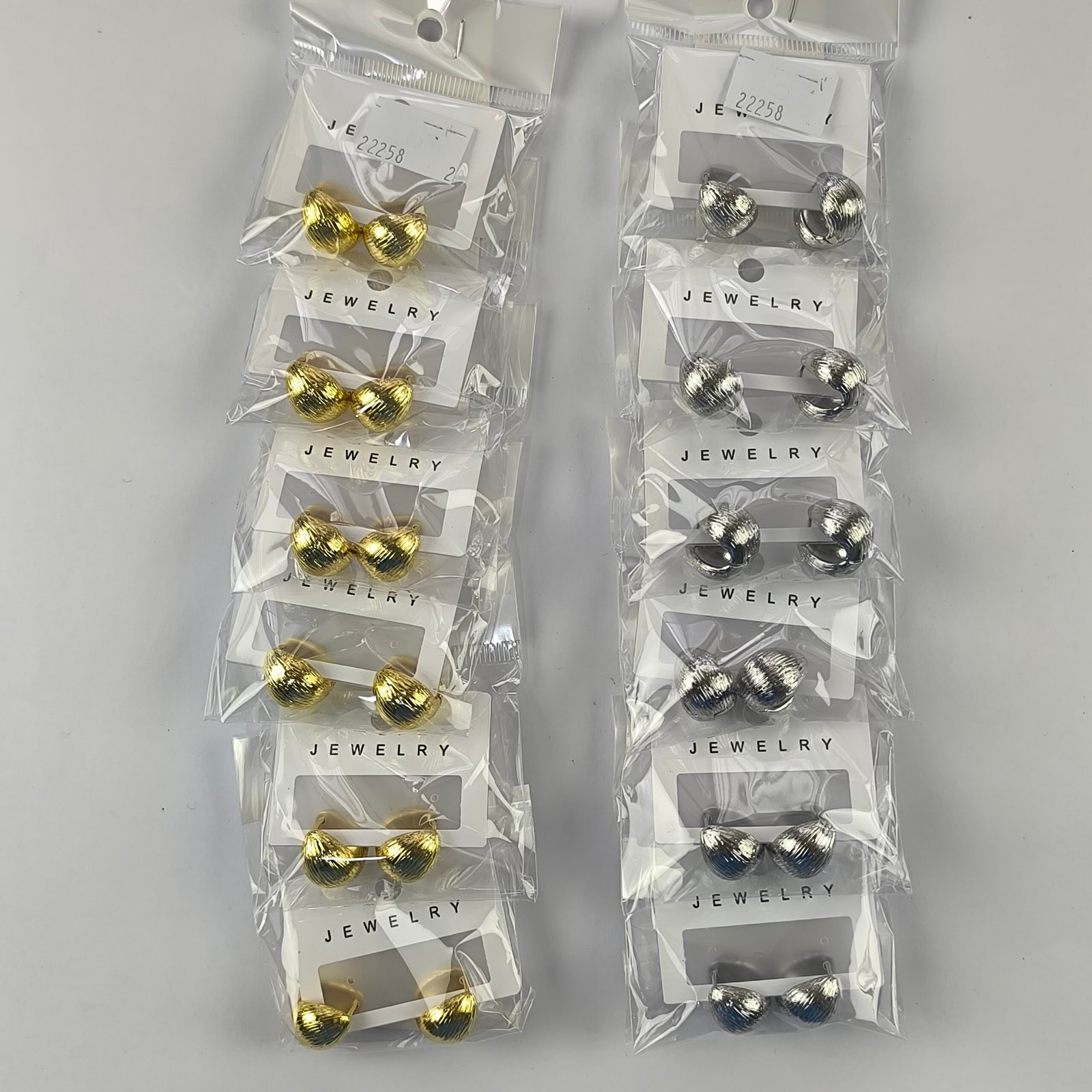 Aretes Redondeados Texturizados Tipo Pistacho en Acero Inoxidable | Dorado y Plateado Pack 12 Pares - Image 6