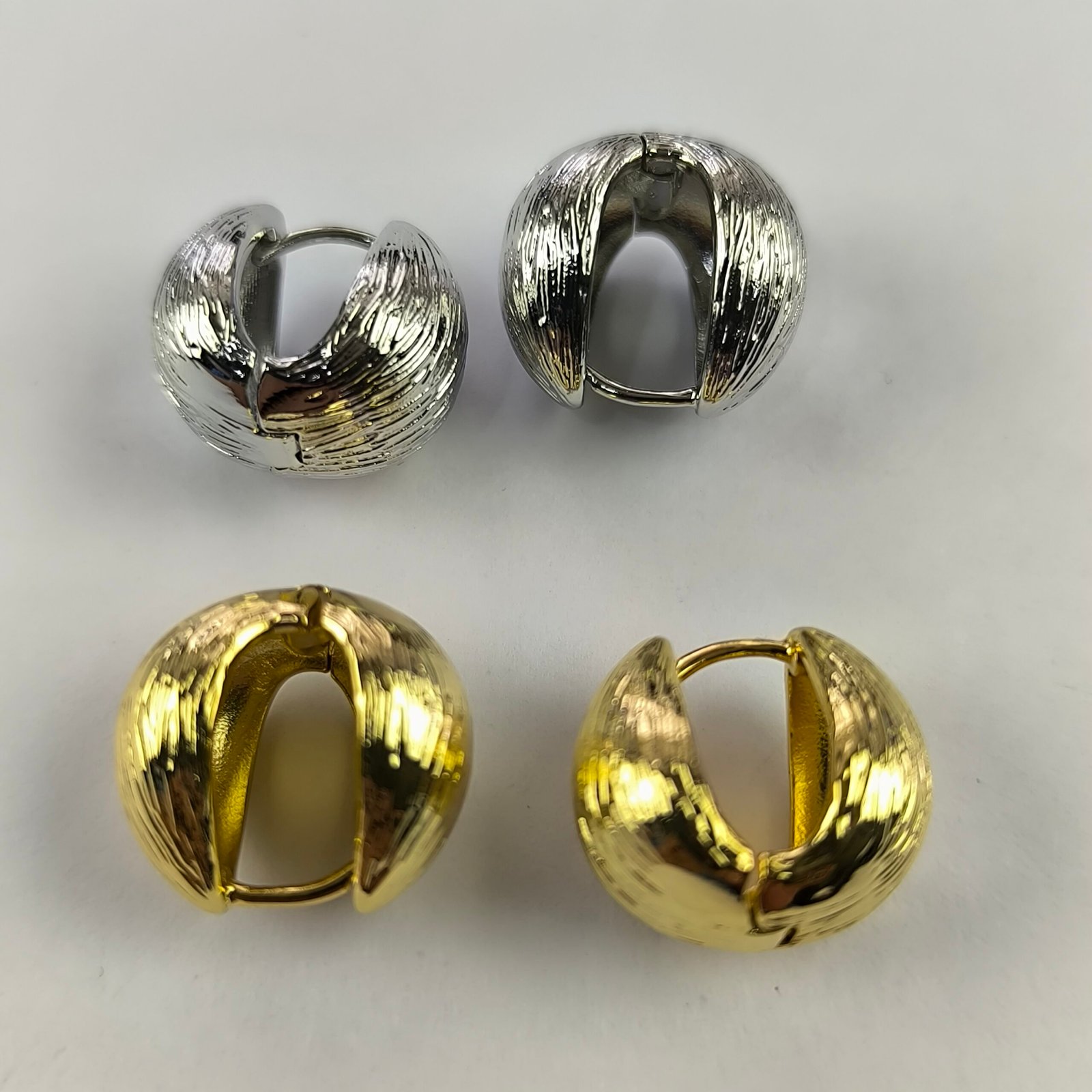 Aretes Redondeados Texturizados Tipo Pistacho en Acero Inoxidable | Dorado y Plateado Pack 12 Pares