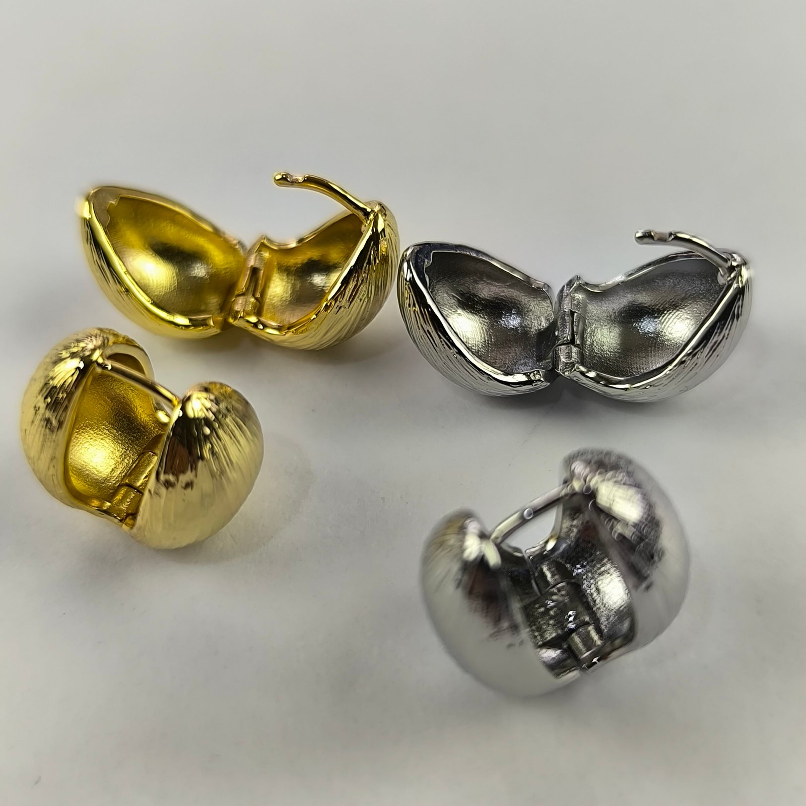 Aretes Redondeados Texturizados Tipo Pistacho en Acero Inoxidable | Dorado y Plateado Pack 12 Pares - Image 2