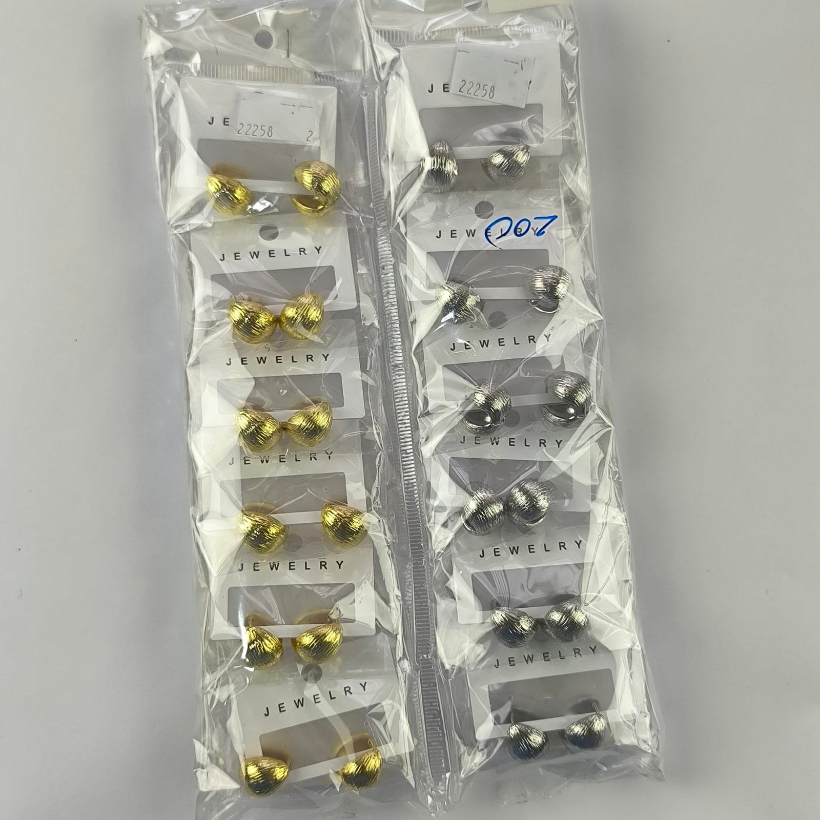 Aretes Redondeados Texturizados Tipo Pistacho en Acero Inoxidable | Dorado y Plateado Pack 12 Pares - Image 7