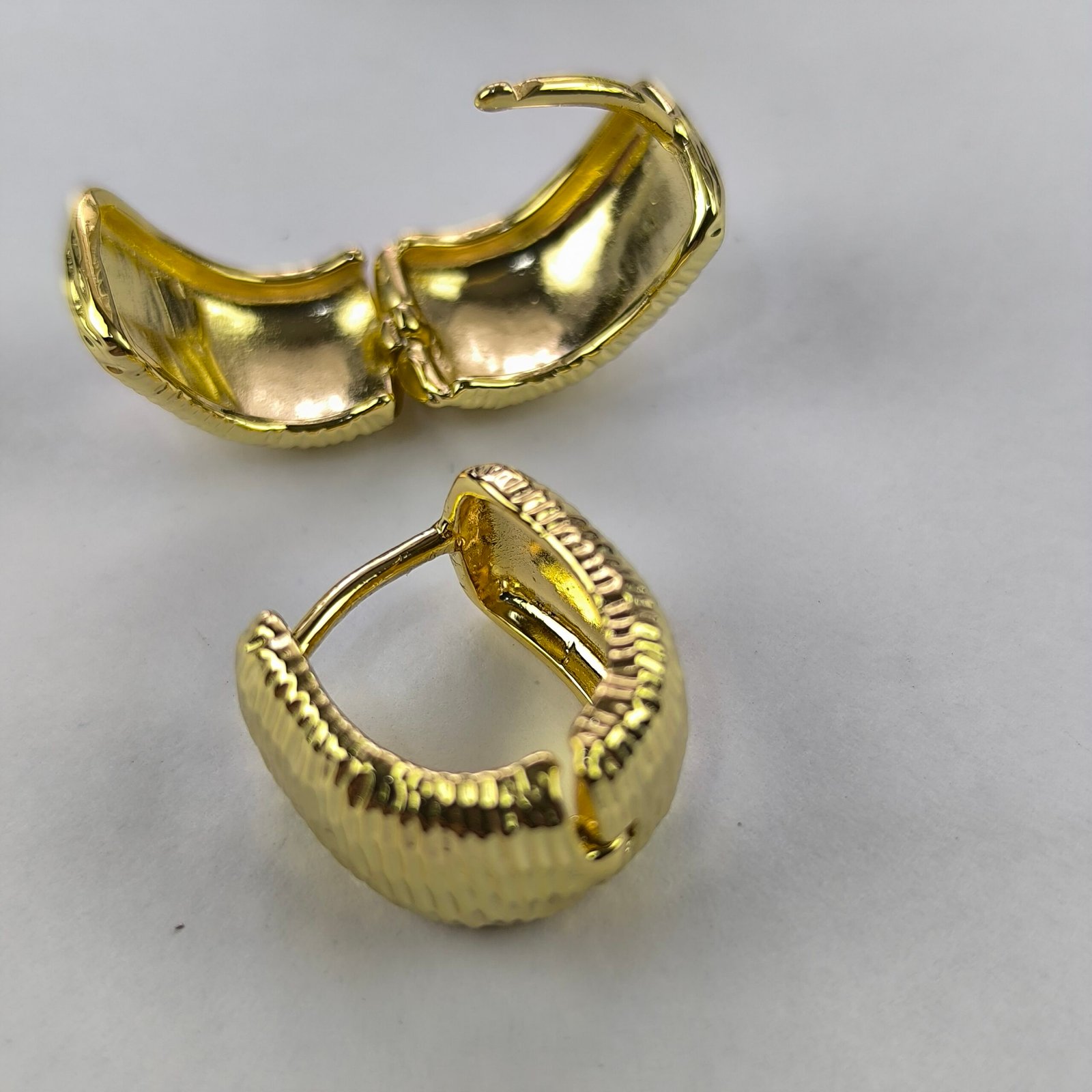 Aretes Aro Texturizados Tipo Acordeón en Acero Inoxidable | Diseño Elegante Dorado y Plateado Pack 12 Pares - Image 4