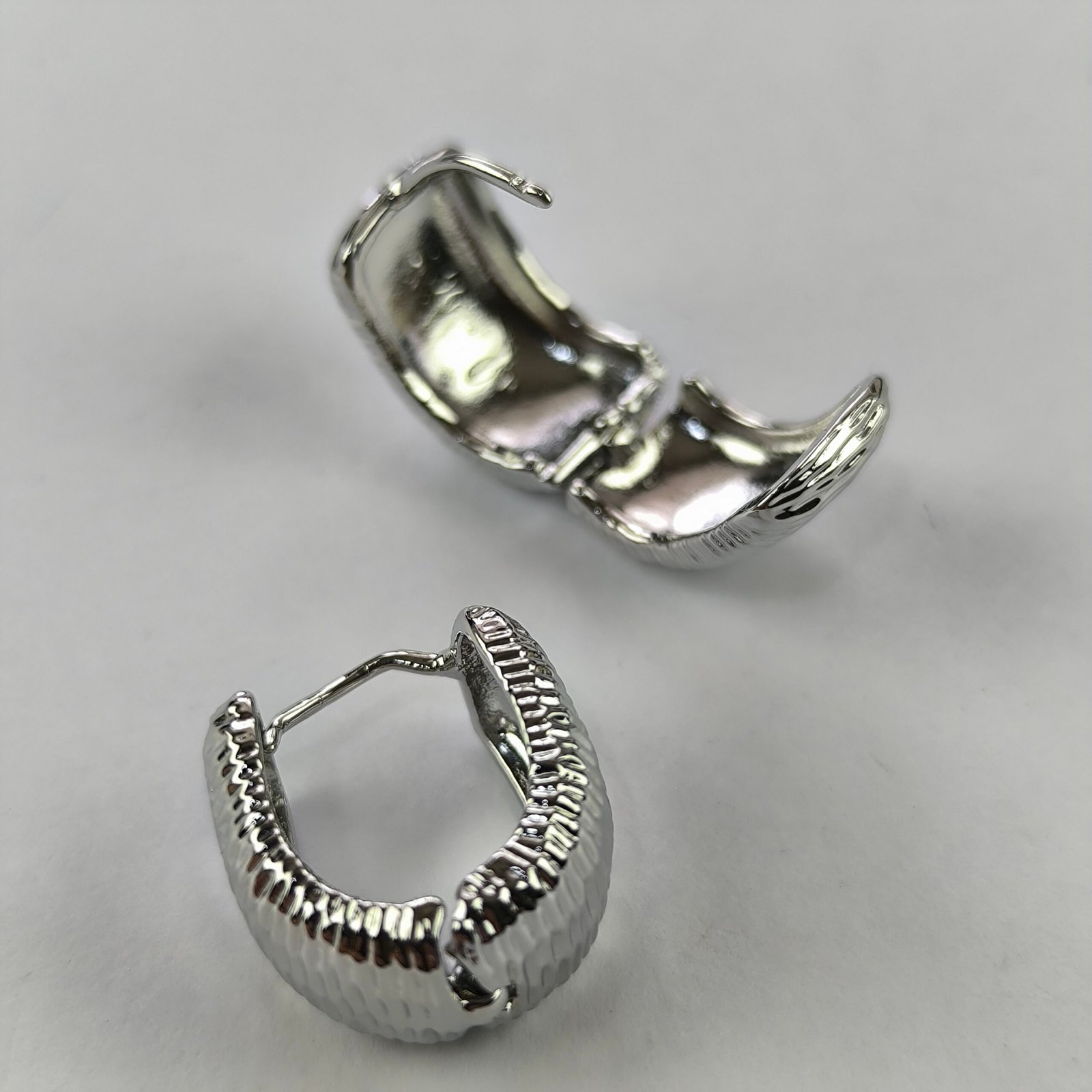 Aretes Aro Texturizados Tipo Acordeón en Acero Inoxidable | Diseño Elegante Dorado y Plateado Pack 12 Pares - Image 5