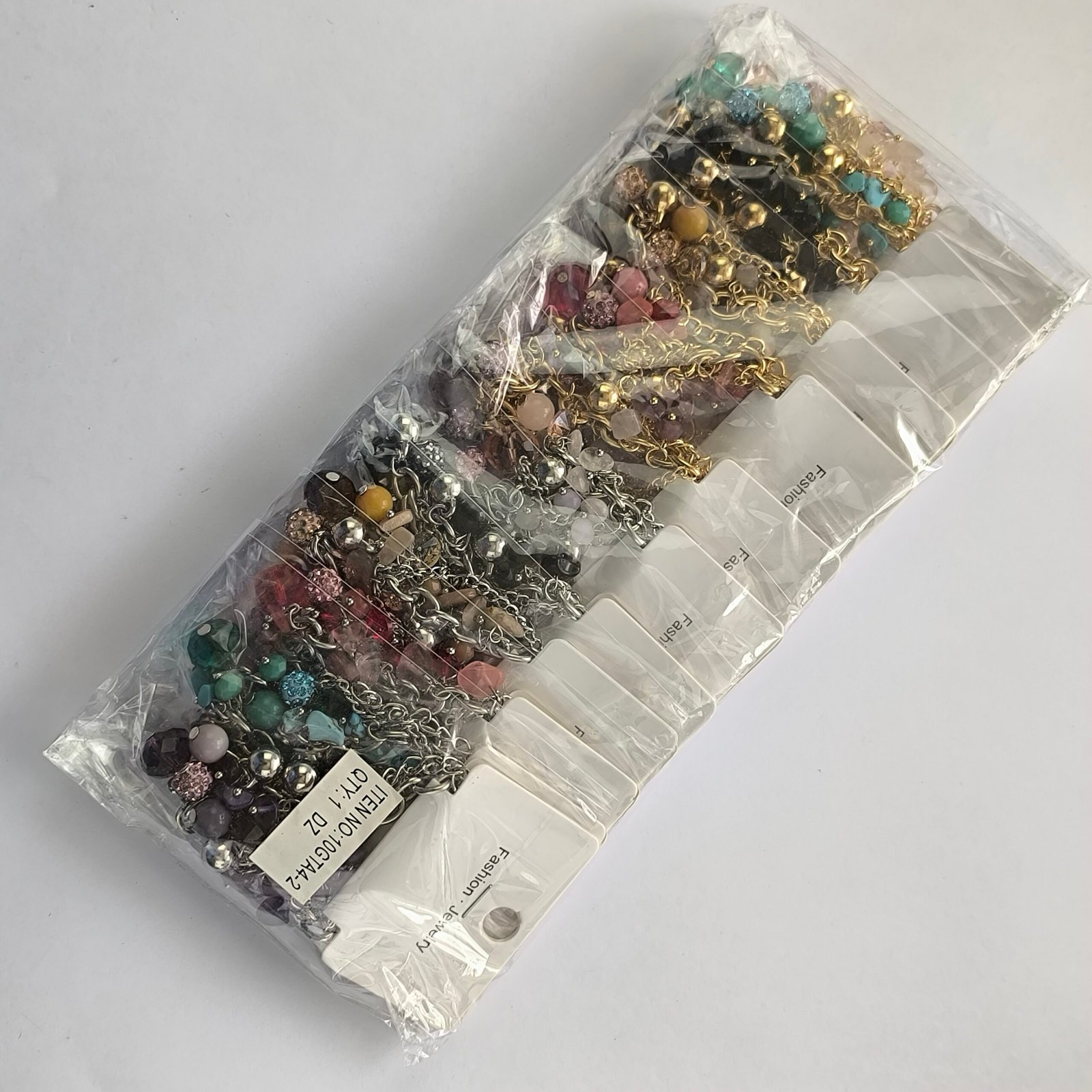 Pulseras tipo charm con cristones y perlas, ajustables dorado y plateado por docena. - Image 10
