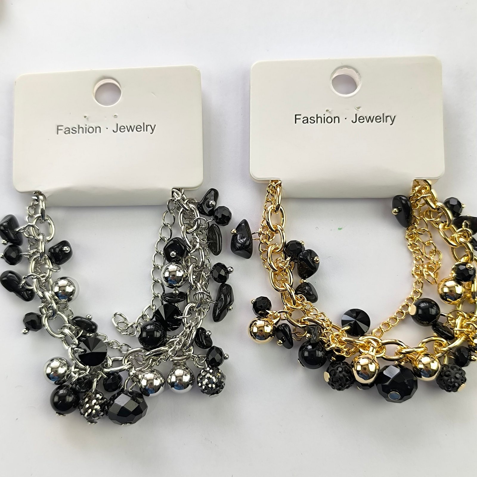Pulseras tipo charm con cristones y perlas, ajustables dorado y plateado por docena. - Image 3