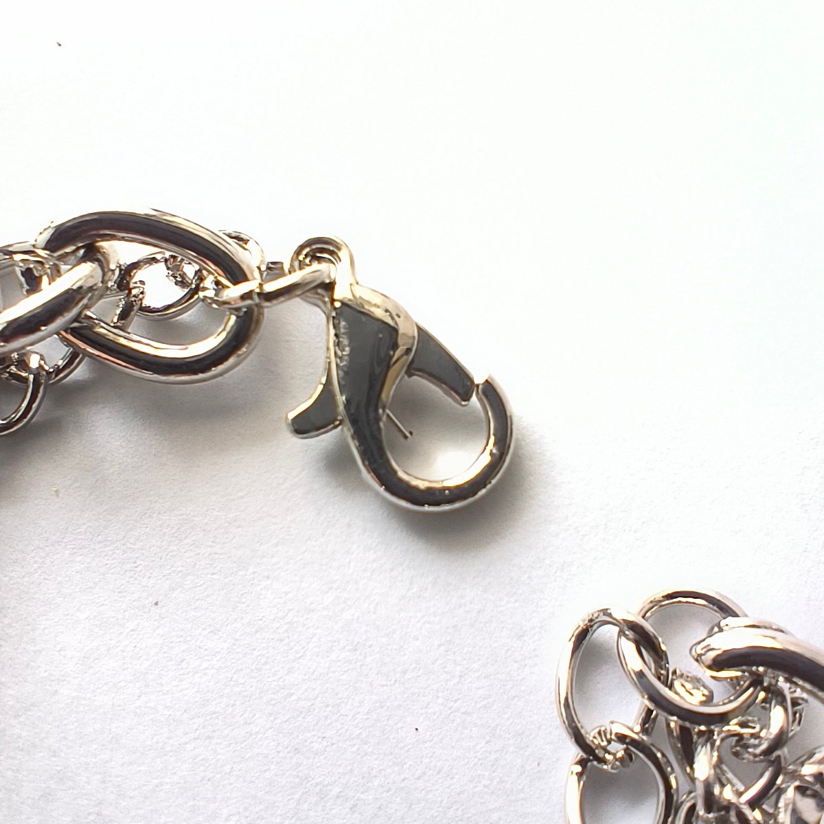 Pulseras tipo charm con cristones y perlas, ajustables dorado y plateado por docena. - Image 6
